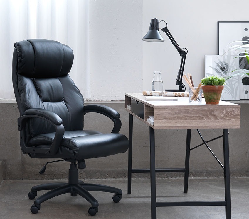 Μαύρη διευθυντική καρέκλα γραφείου και γραφείο