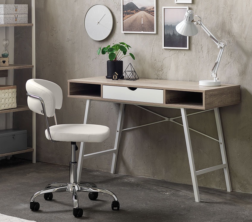 Λευκή καρέκλα γραφείου μπροστά από γραφείο, το οποίο διαθέτει συρτάρια και χώρο αποθήκευσης