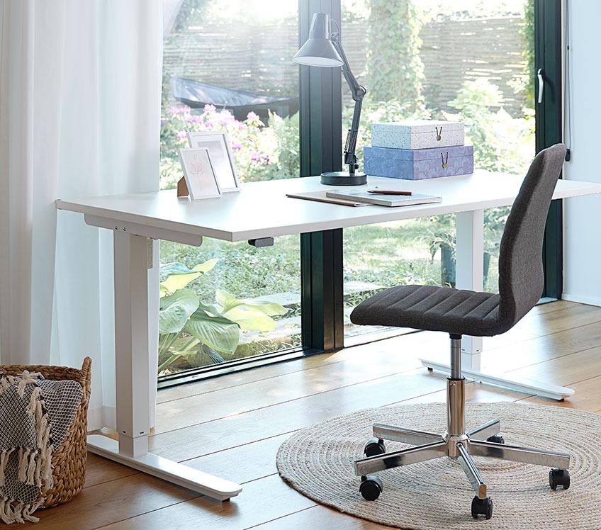Καρέκλα γραφείο με επένδυση από ύφασμα και γραφείο μπροστά από παράθυρο