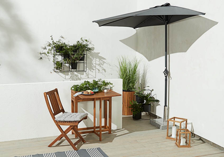 Μπαλκόνι με τραπέζι κήπου, καρέκλα κήπου, ομπρέλα κήπου & γλάστρες