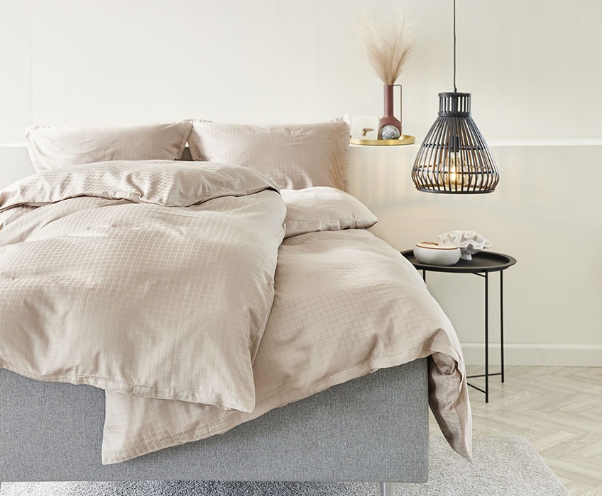 Κρεβάτι με σετ παπλωματοθήκης υψηλής ποιότητας από 100% βαμβακοσατέν σε απόχρωση άμμου