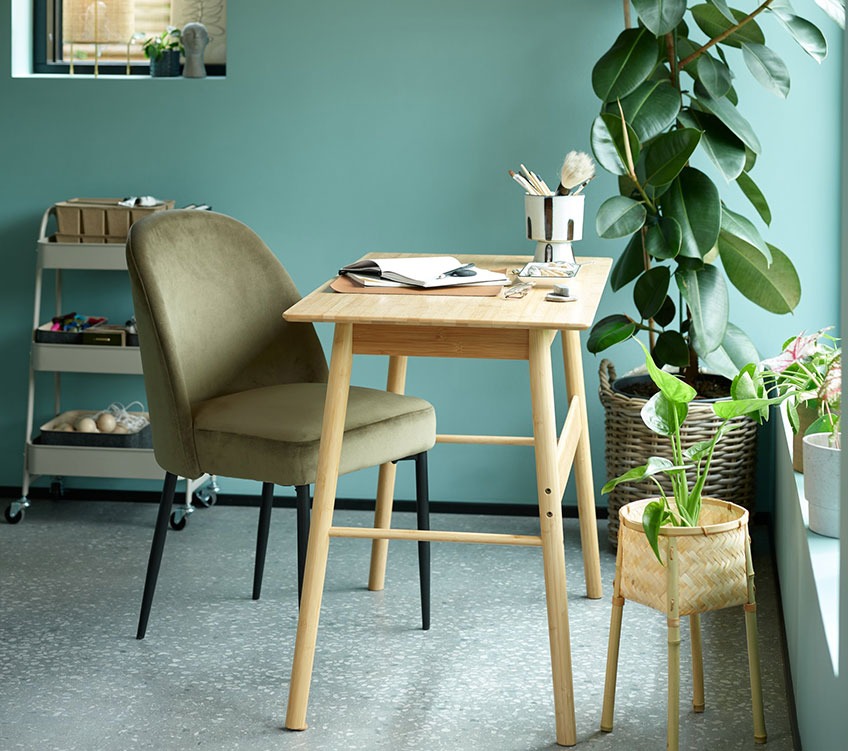 Καρέκλα τραπεζαρίας σε λαδί χρώμα και γραφείο από μπαμπού