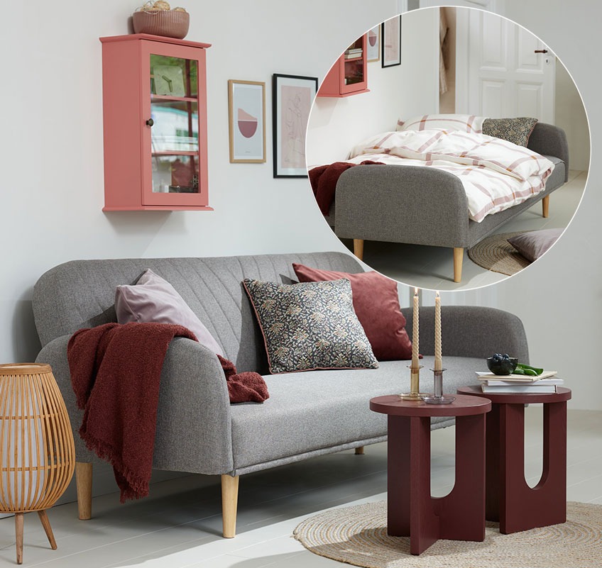 Τριανταφυλλί ράφι τοίχου, γκρι καναπές κρεβάτι και τραπεζάκια βοηθητικά σε χρώμα βουργουνδίας