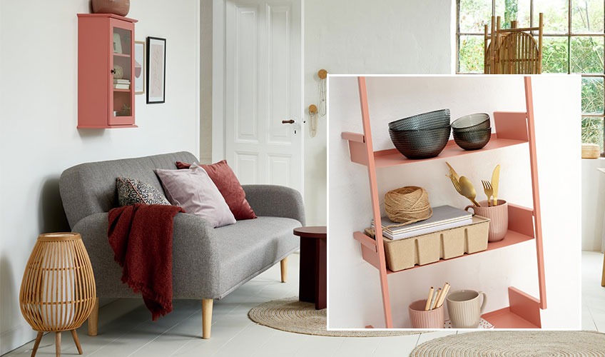Το ντουλάπι LOOK IN, το ράφι ASSENS και το ριχτάρι ROSE Σαλόνι με διακοσμητικά σε κόκκινο χρώμα και επιτοίχιο ράφι σε τριανταφυλλί απόχρωση