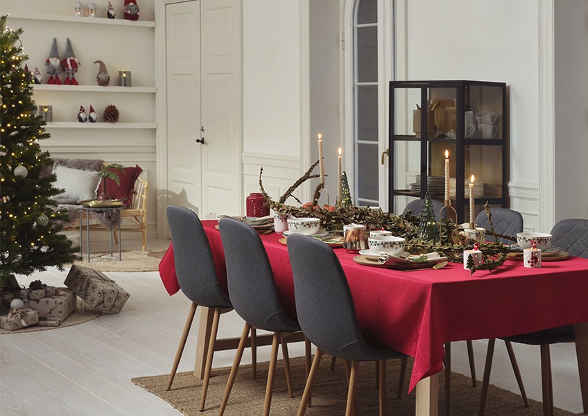 Τραπέζι με χριστουγεννιάτικη διακόσμηση και χριστουγεννιάτικο δέντρο με δώρα