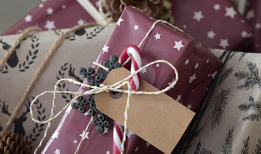 Χριστουγεννιάτικο δώρο τυλιγμένο σε χαρτί περιτυλίγματος στολισμένο με ζαχαρωτά και κατασκευή από χάντρες perler