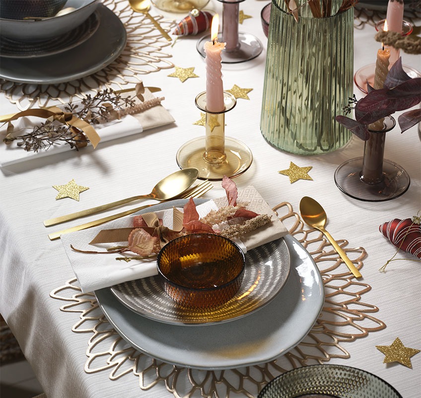 Γκρι και μπλε πιάτα με χρυσά διακοσμητικά για το εορταστικό τραπέζι της παραμονής της Πρωτοχρονιάς