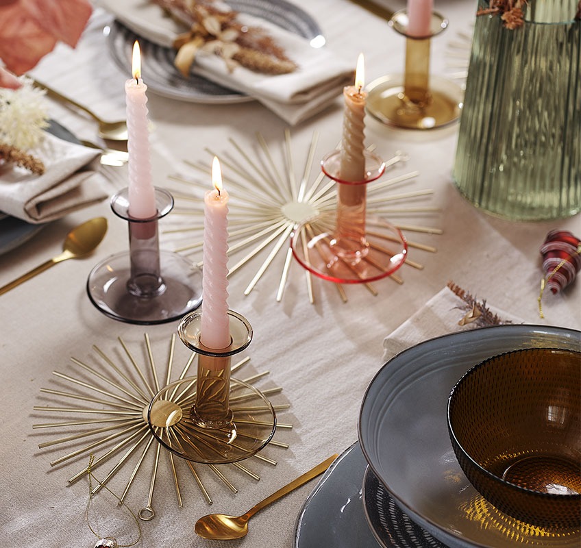 Διακόσμηση σε χρυσές αποχρώσεις, κηροπήγια και κεριά στο Πρωτοχρονιάτικο τραπέζι