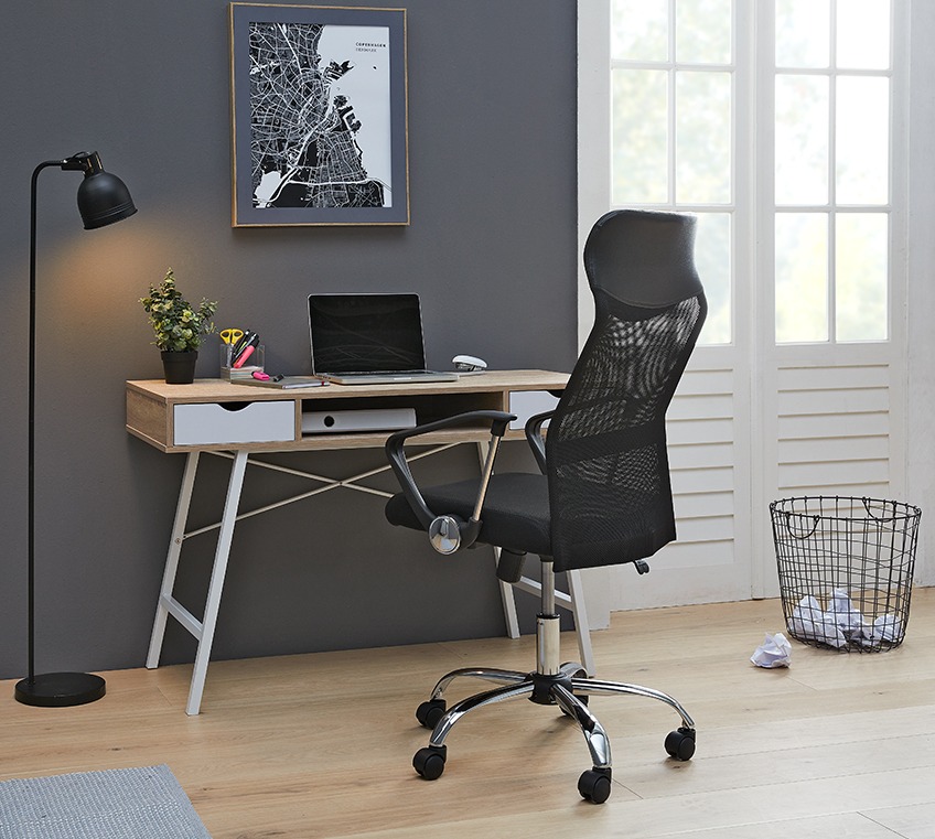 Home office με γραφείο και καρέκλα γραφείου, λάμπα δαπέδου και καλάθι