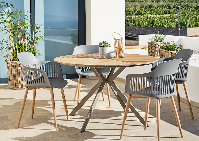 Στρογγυλό τραπέζι κήπου με γκρι καρέκλες κήπου