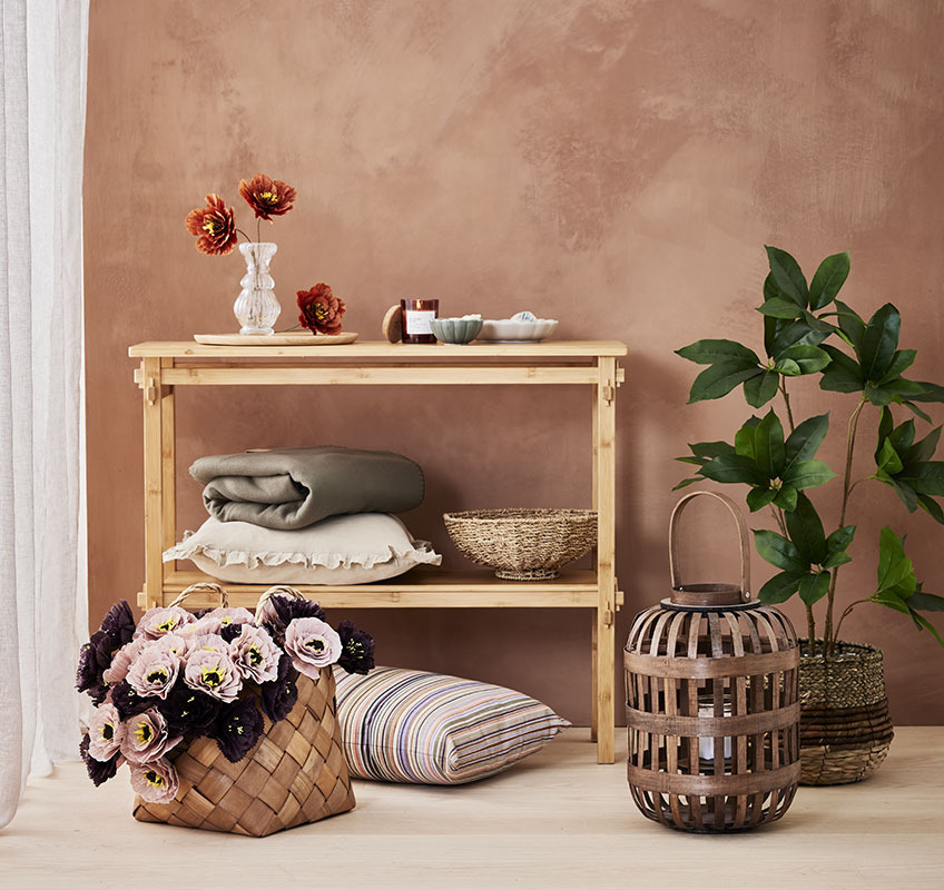 Το φανάρι GUNNAR, τα διακοσμητικά μαξιλάρια BANKSIA και GULDBLOMME και τα τεχνητά φυτά PER από χαρτί Διακοσμητικά μαξιλάρια, ριχτάρι, φανάρι και διακοσμητικά σπιτιού με ρουστίκ και ρομαντικό σχεδιασμό