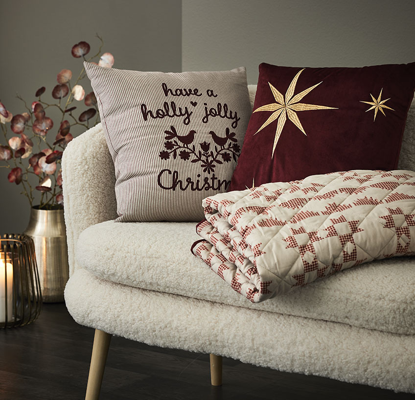 Διακοσμητικά μαξιλάρια και κάλυμμα κρεβατιού με χριστουγεννιάτικα μοτίβα