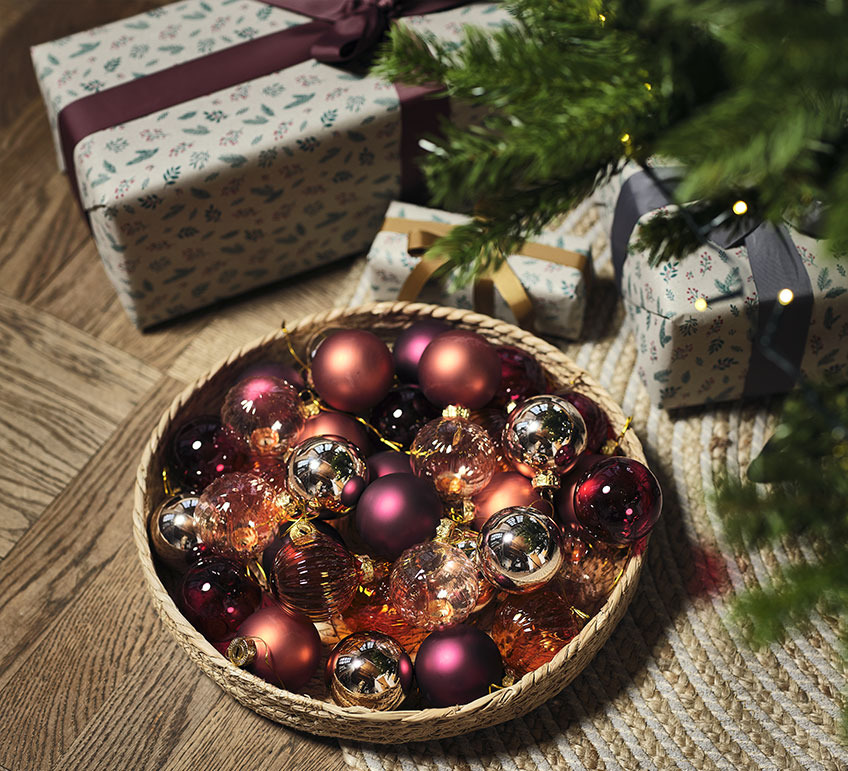 Χριστουγεννιάτικες μπάλες και στολίδια κάτω από χριστουγεννιάτικο δέντρο