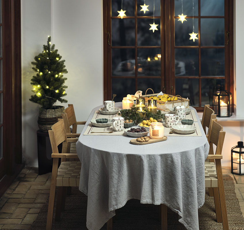Τραπέζι με χριστουγεννιάτικη διακόσμηση