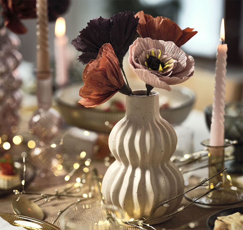 Διακόσμηση για το τραπέζι της Πρωτοχρανιάς με βάζα, κεριά και τεχνητά φυτά