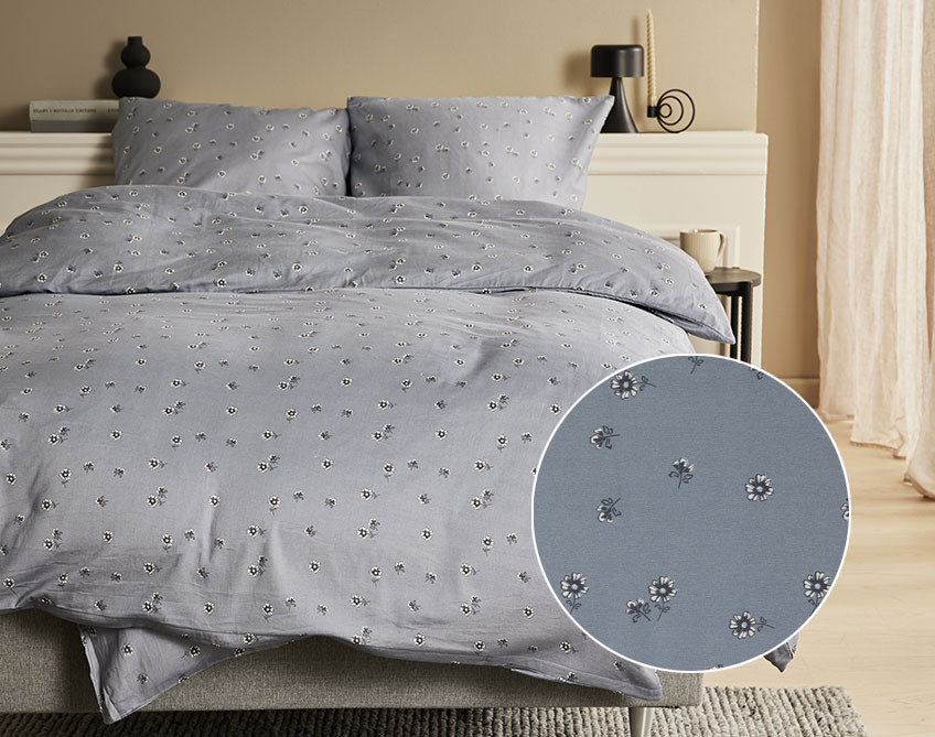 Κρεβάτι στρωμένο με βαμβακοσατέν σετ παπλωματοθήκης με φλοράλ σχέδιο σε σκούρο γκρι φόντο