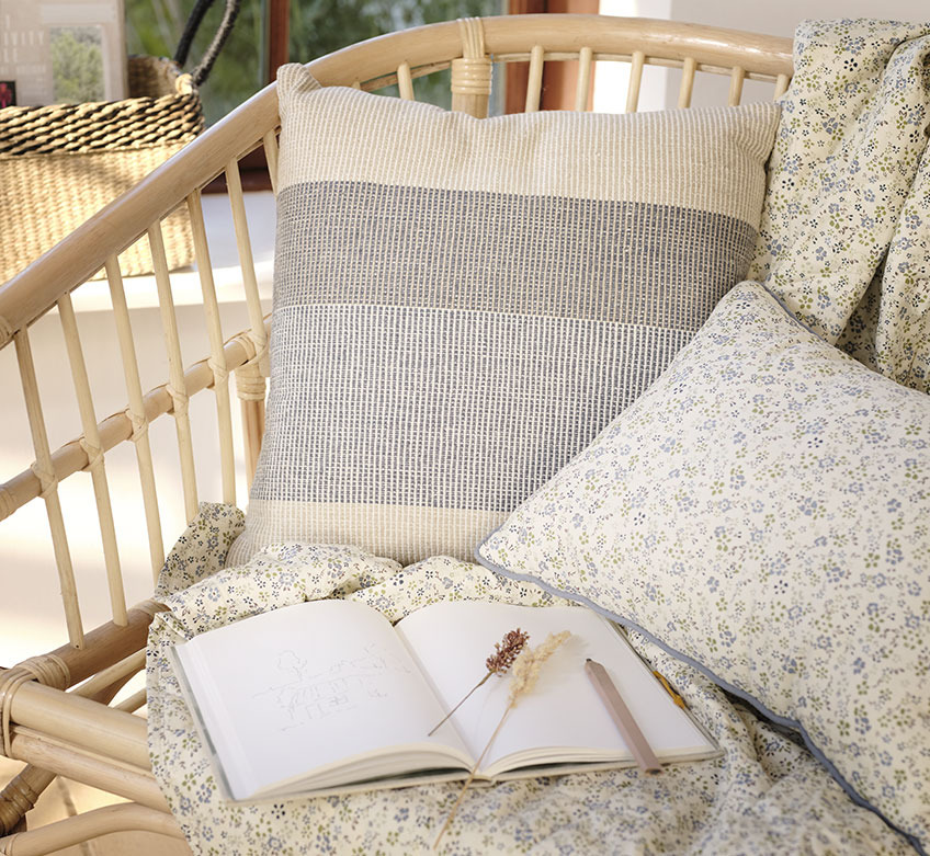 Καναπές με κάλυμμα κρεβατιού σε φλοράλ μοτίβο και διακοσμητικά μαξιλάρια