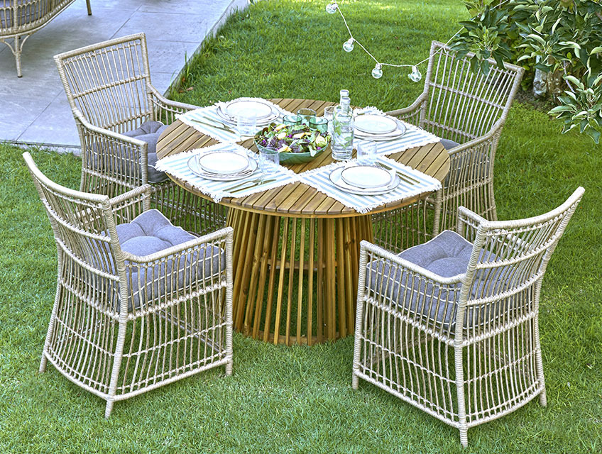Στρογγυλό τραπέζι κήπου με ενιαία βάση και τέσσερις καρέκλες κήπου σε γκαζόν