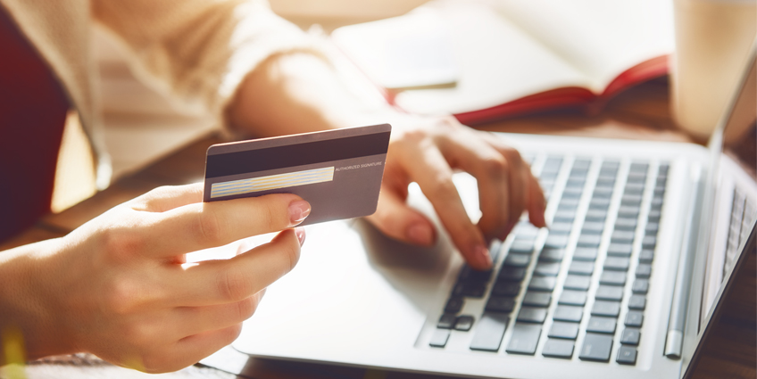 Άτομο που πραγματοποιεί online αγορές Άτομο που πραγματοποιεί online αγορές