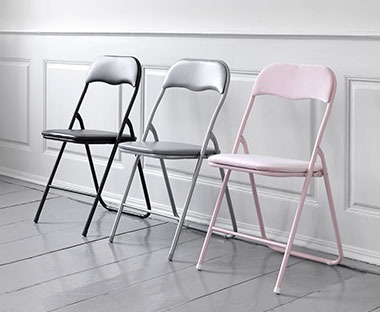 Αναδιπλούμενες καρέκλες σε διάφορα χρώματα