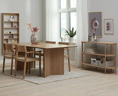 Τραπέζι τραπεζαρίας με καρέκλες τραπεζαρίας, ράφι τοίχου και μπουφέ