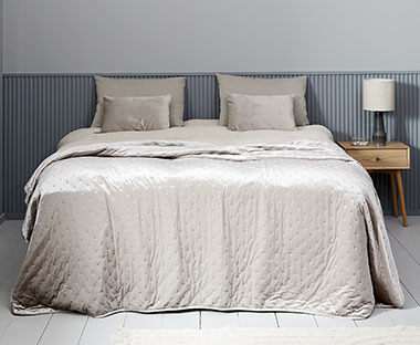 Κουβερλί κρεβατιού σε σταχτί χρώμα στρωμένο σε διπλό κρεβάτι
